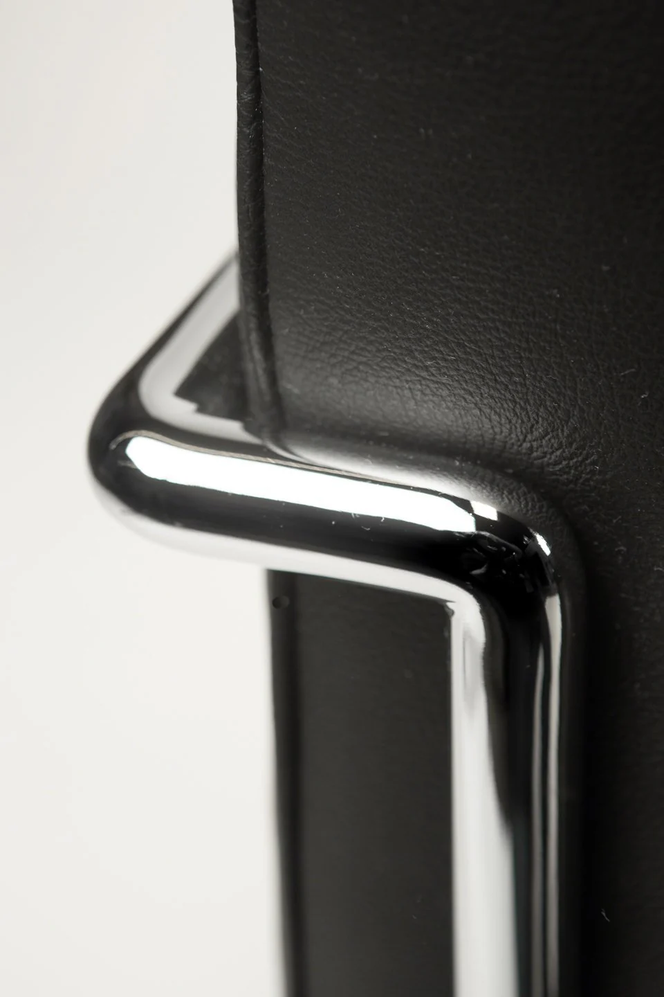 Le Corbusier Grand Confort Lounge Chair (LC3)- Standard Black Leather - Clearance - Image 3