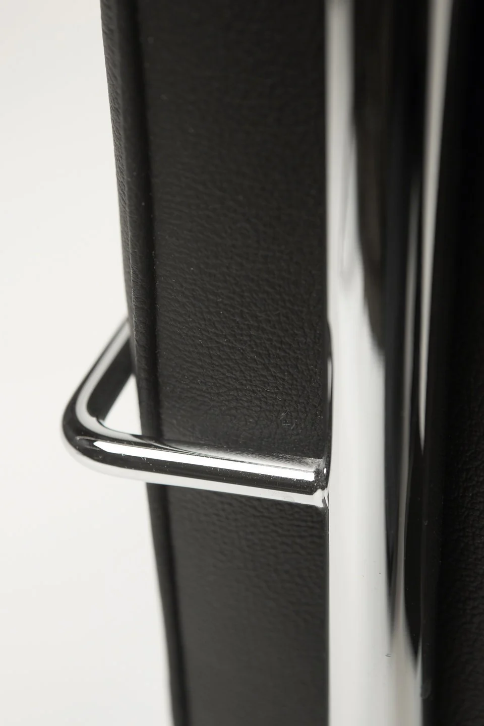 Le Corbusier Grand Confort Lounge Chair (LC3)- Standard Black Leather - Clearance - Image 4